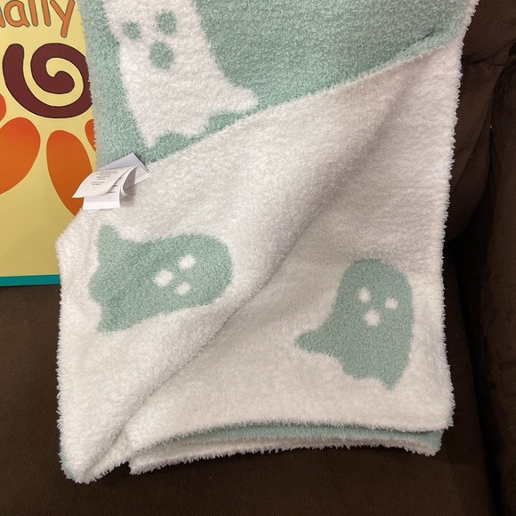 Cupcakes & Cashmere Oversized GHOST Print Throw - Picture 2 of 6